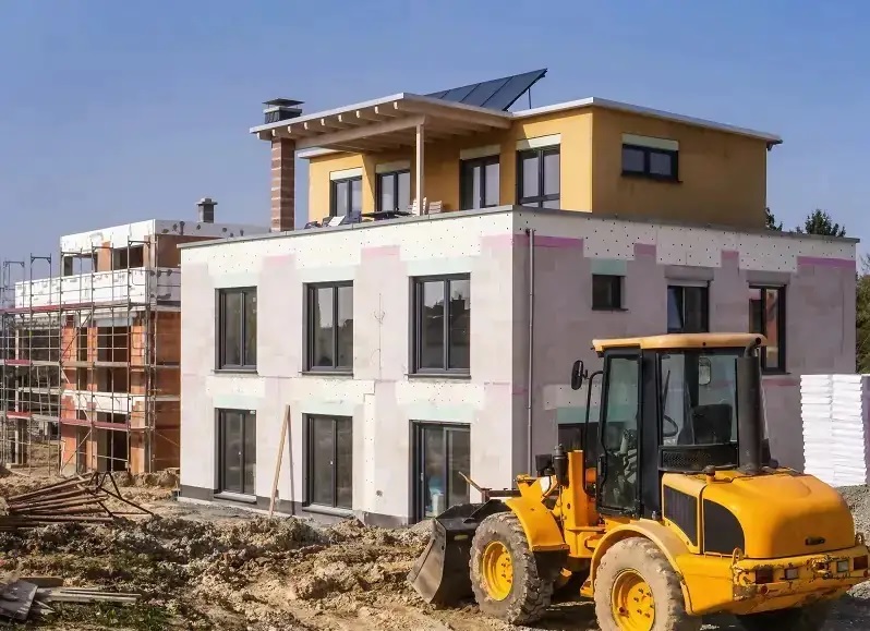 Zu sehen ist ein Neubau. Die Novelle des GEG macht den Gebäudestandard EH-55 ab 2023 zur Pflicht.