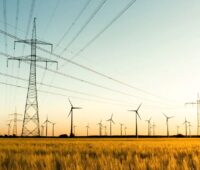 Windenergieanlagen und Strommasten, die Bundesnetzagentur hat ein Diskussionspapier zur Neuordnung der Netzentgelte vorgelegt.