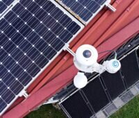 Im Bild eine Wolkenkamera an einem Photovoltaik-Modul, eine KI soll damit eine Kurzfristprognose für die solare Einstrahlung erstellen.