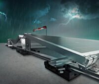 Zu sehen ist ein Photovoltaikmodul welches auf der PMT X118 PV-Unterkonstruktion für Flachdächer angebracht ist. Im Hintergrund ist eine aufgeblähte Windhose und Gewitterwolken mit Blitz und Regen zu sehen.