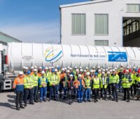 LKW-Trailer für Flüssigwasserstoff mit Mitarbeiter:innen